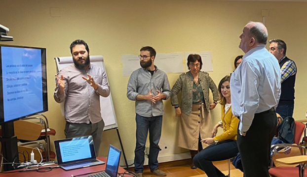 Varias personas reunidas en un aula